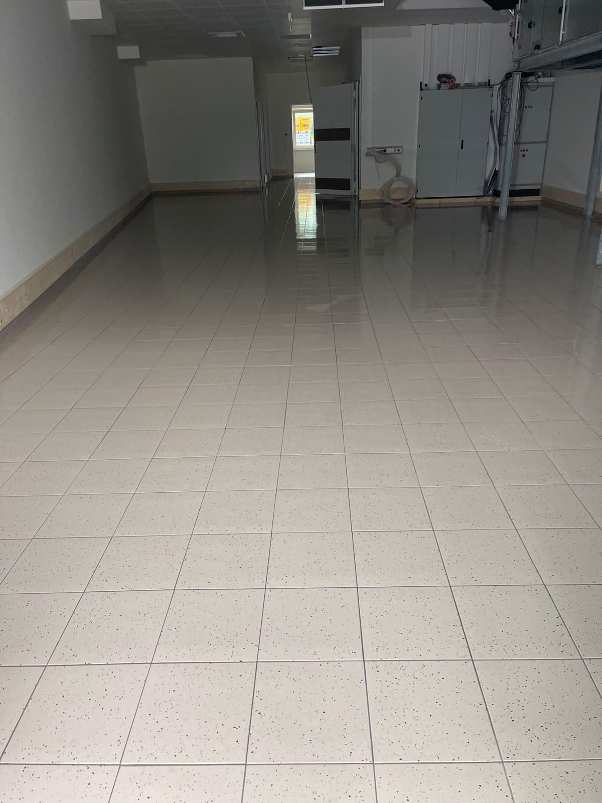 Gereinigter Fliesenboden in einem Einzelhandelsobjekt