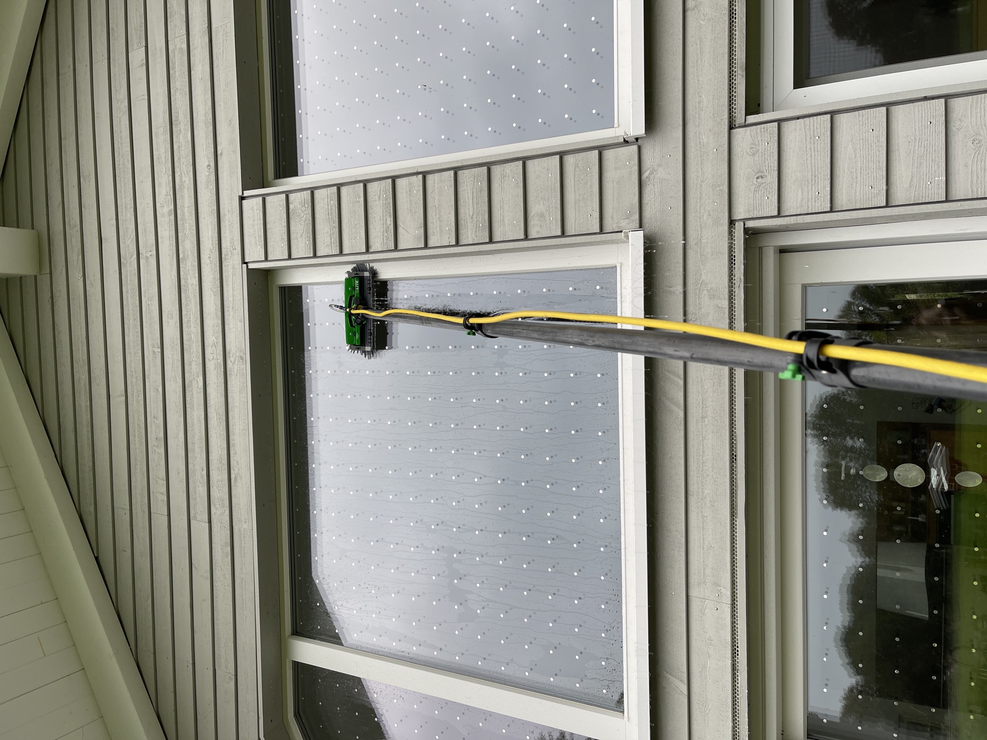 NordFlut WFP-Fensterreinigung an Stegplatten-Fassade Dithmarschen