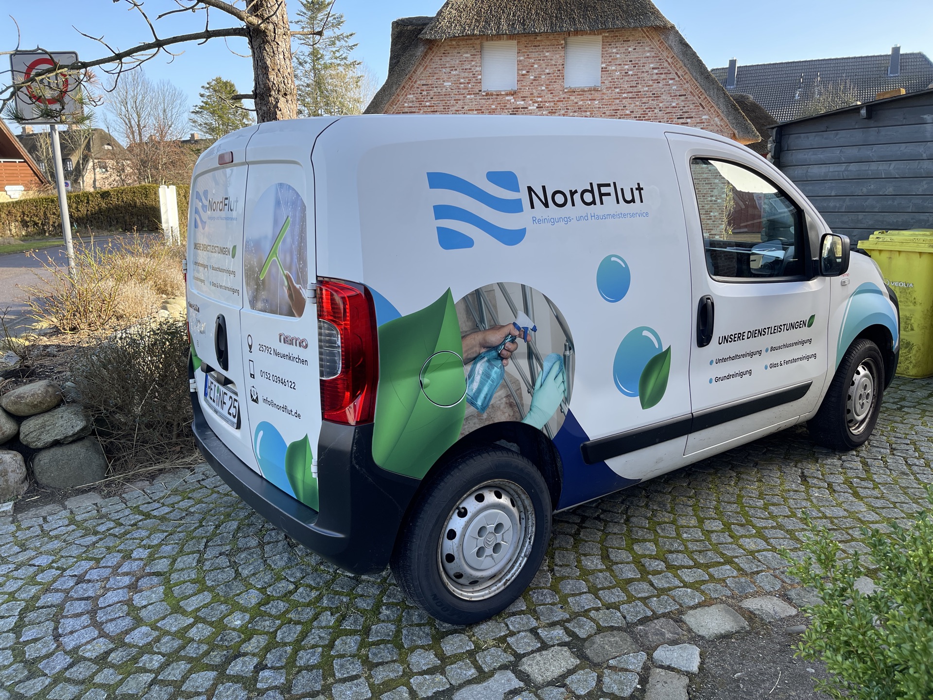 NordFlut Firmenfahrzeug vor einem Haus in Büsum, Hausmeisterservice vor Ort