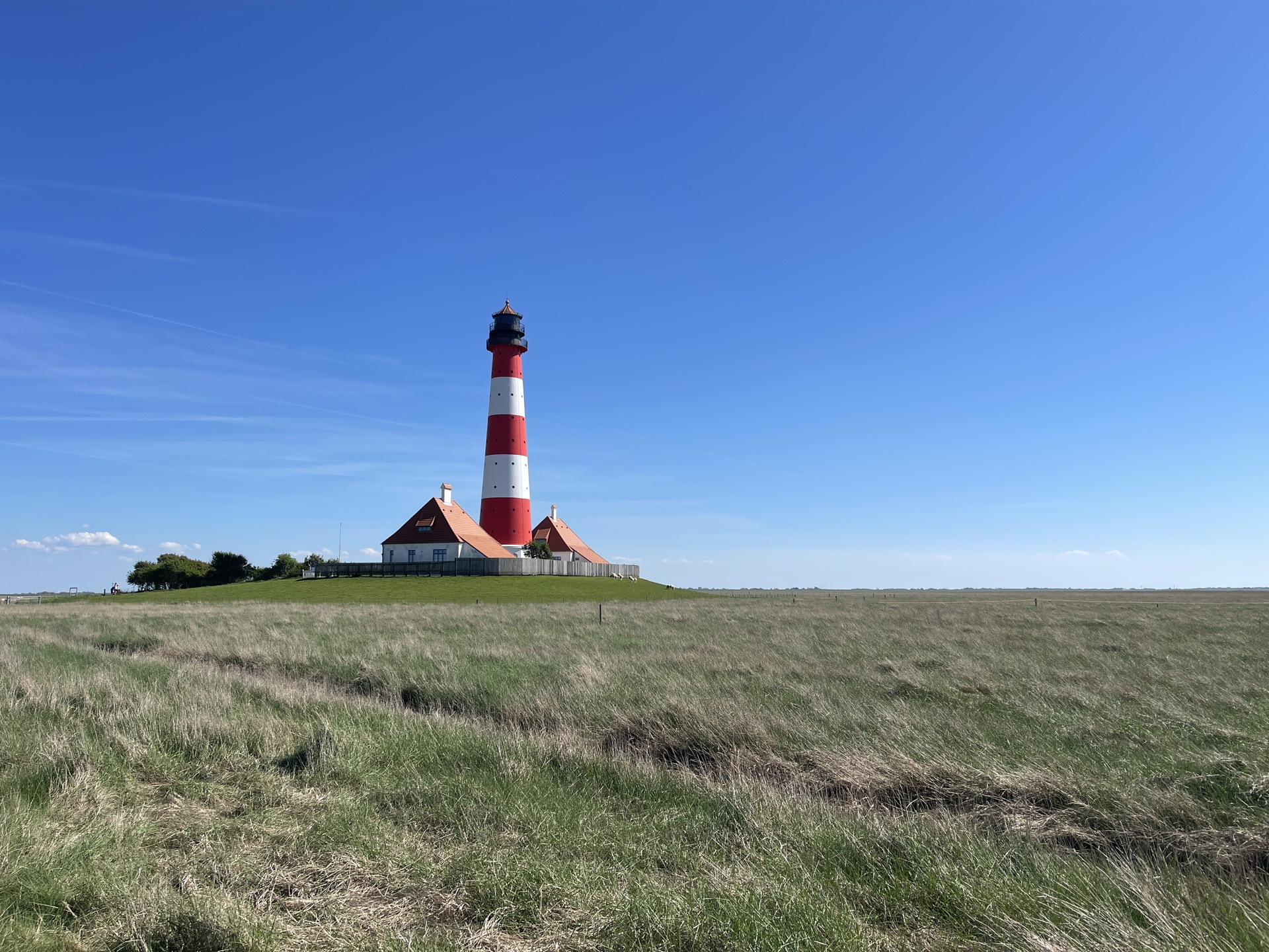 Leuchtturm an der Nordseeküste bei Büsum, Einsatzgebiet der Schiffsreinigung von NordFlut