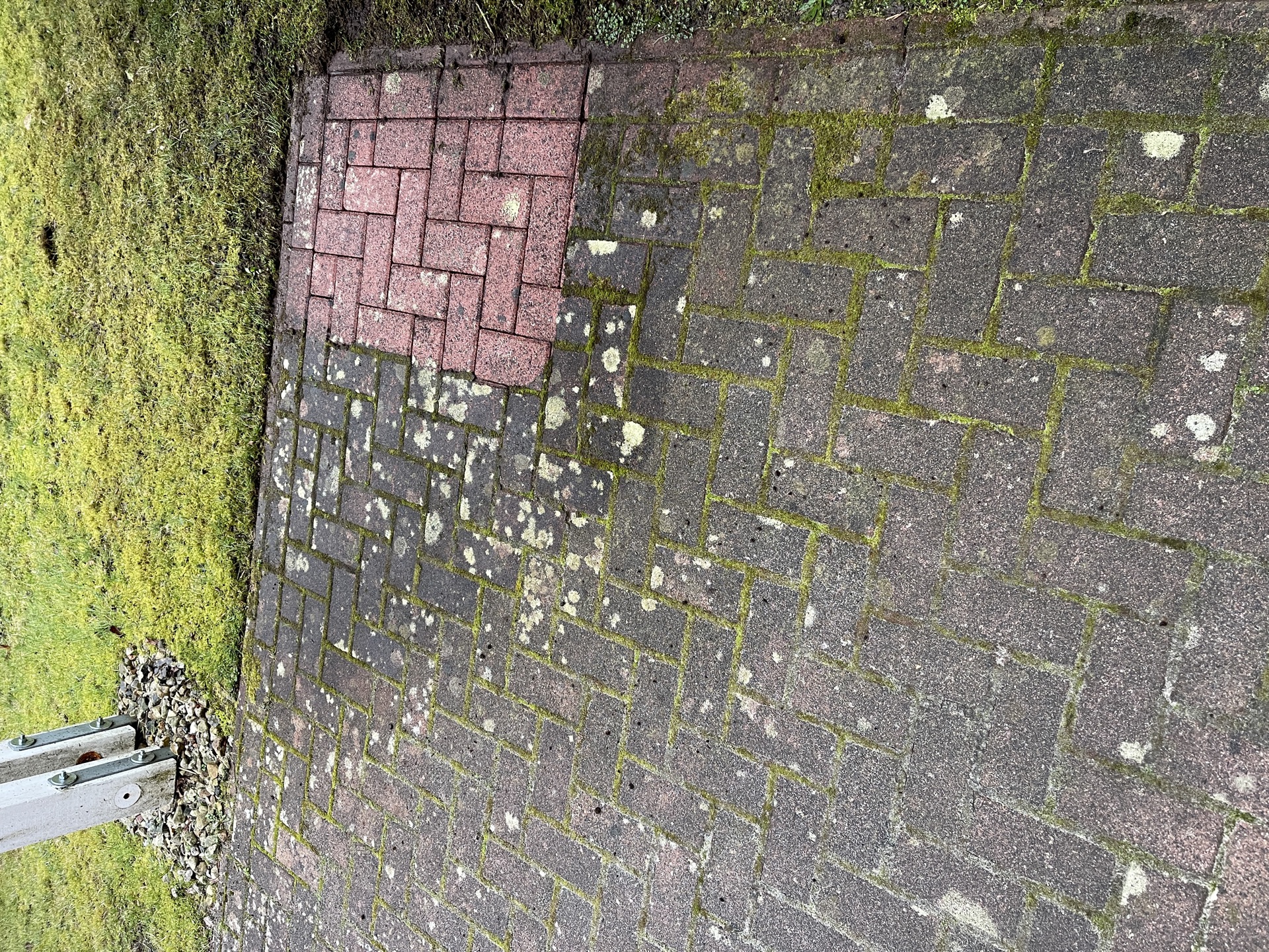 Moosbedecktes Pflaster vor der NordFlut Hochdruckreinigung Dithmarschen